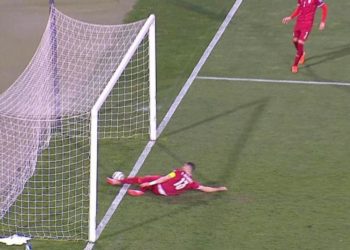 Ronaldo segna, l’arbitro non se ne accorge: niente gol