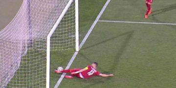 Ronaldo segna, l’arbitro non se ne accorge: niente gol