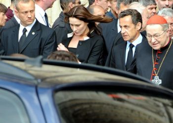 Sarkozy condannato, Carla Bruni: “Che accanimento amore mio”