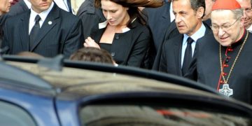 Sarkozy condannato, Carla Bruni: “Che accanimento amore mio”