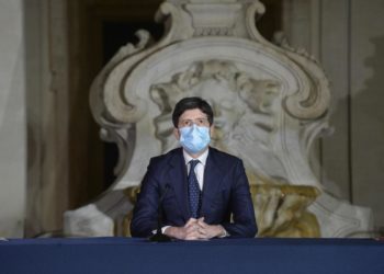 Covid, Speranza: “Ricominciamo a correre con le vaccinazioni”