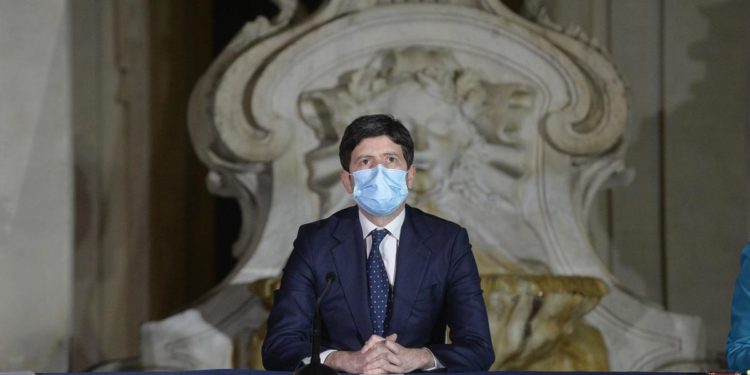 Covid, Speranza: “Ricominciamo a correre con le vaccinazioni”