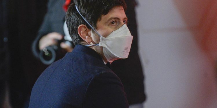 Covid, Speranza: “Misure e sacrifici per piegare subito curva”