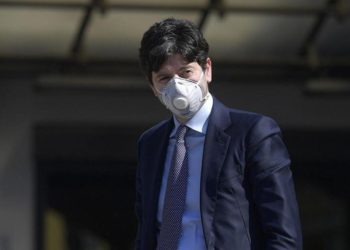 Speranza: “Prossime settimane migliori, vaccini sicuri”