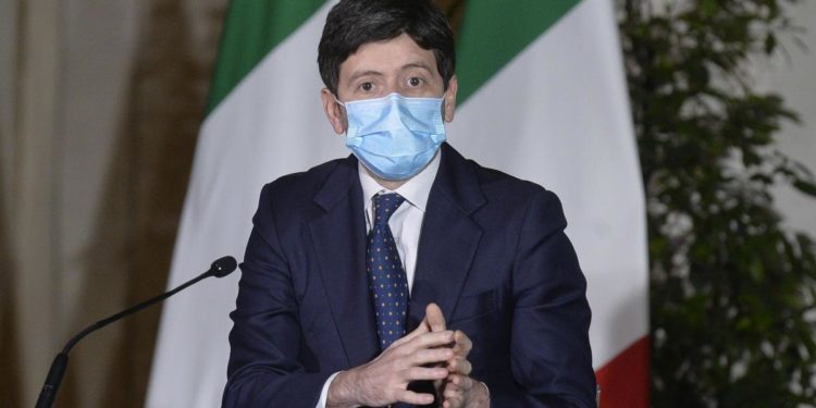 Speranza: “Vaccini efficaci e sicuri, in ultimi 2 giorni 400mila dosi”