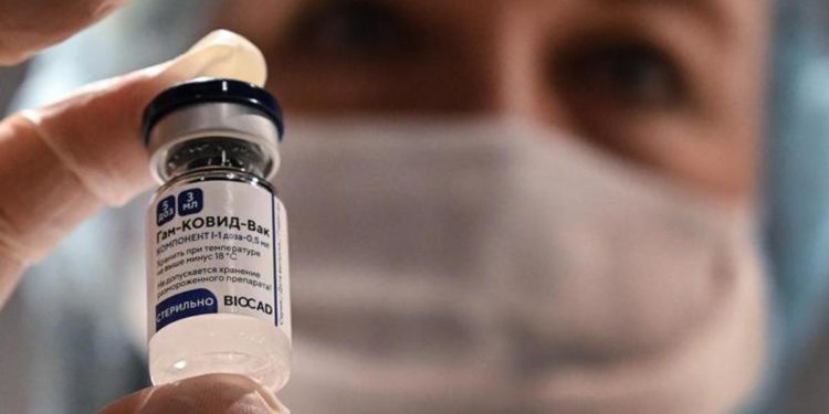 Vaccino Sputnik, il virologo Clementi: “Ben venga”