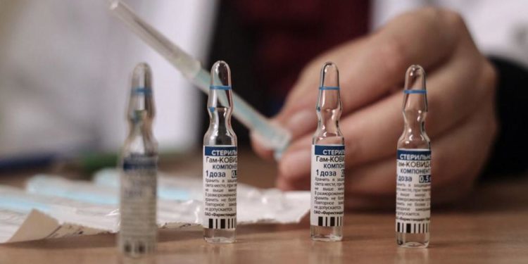 Vaccino Sputnik, i ‘dubbi’ di Galli e Crisanti