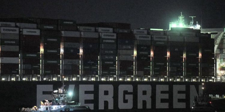 Canale Suez, spunta ‘piano C’ per nave Ever Given incagliata