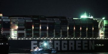 Nave incagliata nel canale di Suez, arrivato rimorchiatore italiano