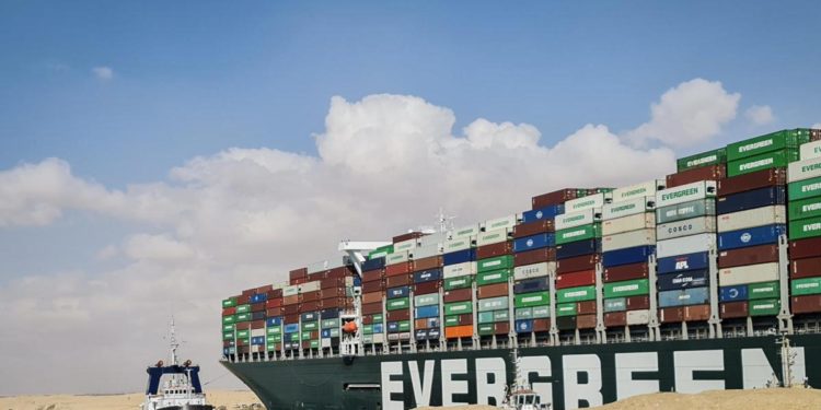 Nave incagliata, canale Suez verso sblocco: ultime notizie