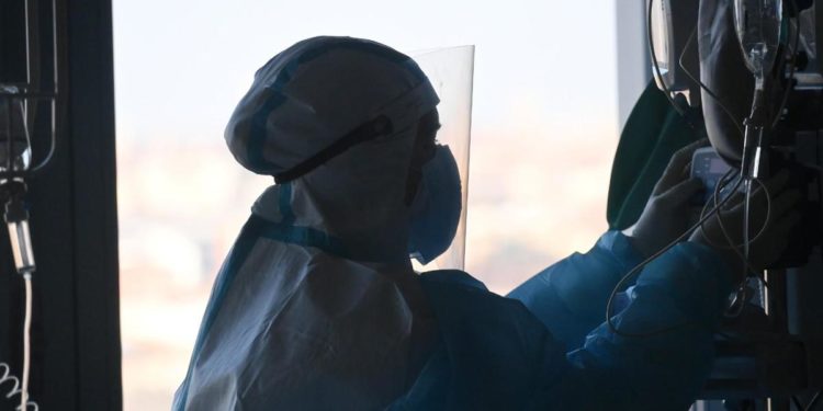 Covid Italia, peggiorano le terapie intensive: 11 punti sopra soglia critica