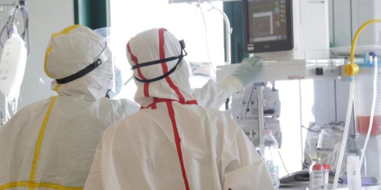 Covid Italia, “1 Regione su 2 oltre soglia critica terapie intensive e ricoveri”