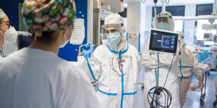 Covid, allarme terapie intensive in Italia