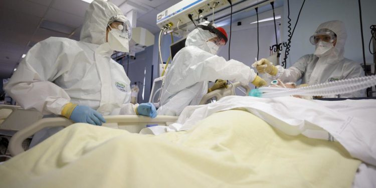 Covid Italia, in 12 regioni terapie intensive sopra soglia critica