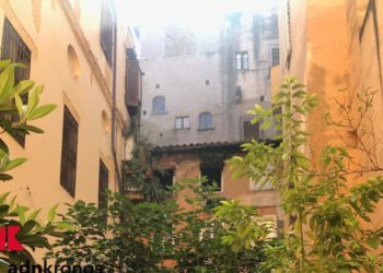 Roma, casa in fiamme a Campo de Fiori: 74enne si butta da finestra