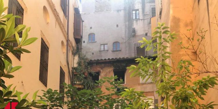 Roma, casa in fiamme a Campo de Fiori: 74enne si butta da finestra