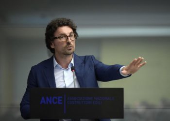 Toninelli vs Renzi, viaggi in Arabia Saudita e Bahrain nel mirino