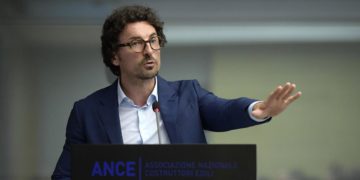Toninelli vs Renzi, viaggi in Arabia Saudita e Bahrain nel mirino