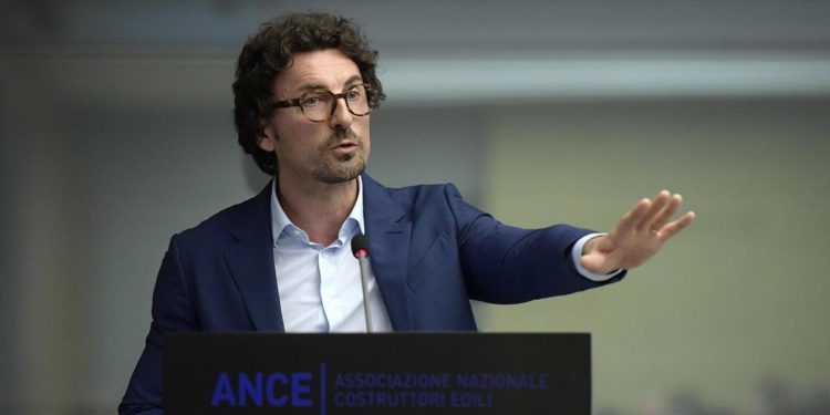 Toninelli vs Renzi, viaggi in Arabia Saudita e Bahrain nel mirino