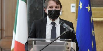 Tridico: “Reddito cittadinanza a immigrati”. Polemiche