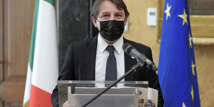 Tridico: “Reddito cittadinanza a immigrati”. Polemiche