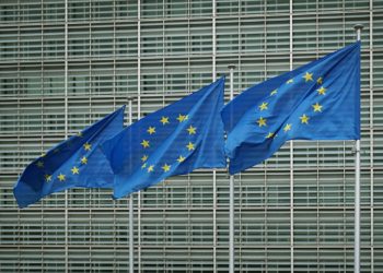 Vaccini Covid, Ue divisa su export tratta con Londra