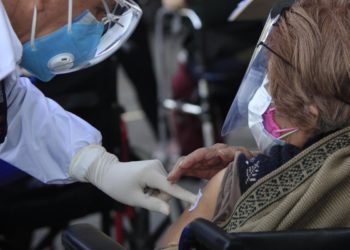 Vaccino covid Lazio, da venerdì anche di notte