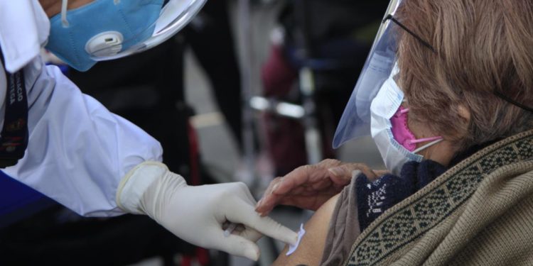 Vaccino covid Lazio, da venerdì anche di notte