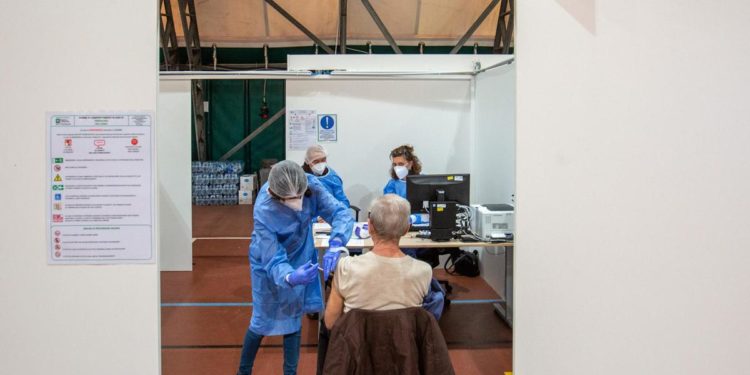 Vaccini e scudo penale per medici, dibattito aperto