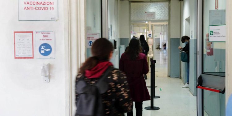 Vaccini, regioni su piede di guerra: altolà a governo