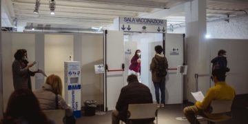 Vaccino Covid Lombardia, Fontana azzera cda Aria dopo disagi Cremona