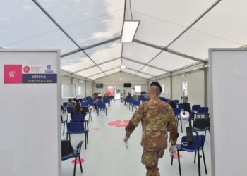 Vaccino covid Italia, Figliuolo: “Usare ogni sito possibile”