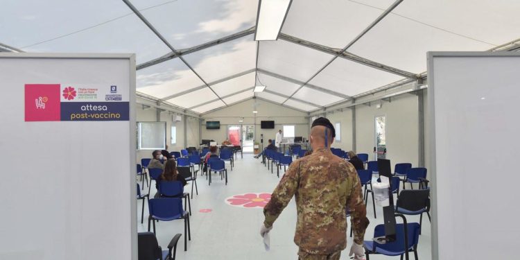 Vaccino covid Italia, Figliuolo: “Usare ogni sito possibile”