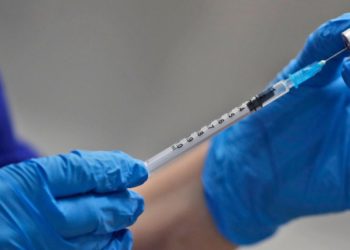 Covid, appello pazienti a Speranza: ‘Vaccinare tutti i malati rari’