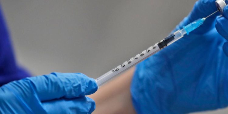Covid, appello pazienti a Speranza: ‘Vaccinare tutti i malati rari’