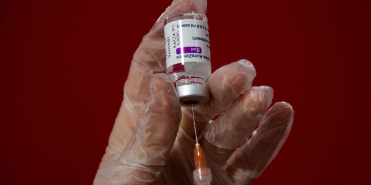 Vaccino AstraZeneca, Gismondo: “Lo avrei sospeso, ecco perché”