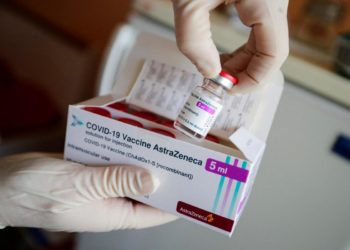 Vaccino AstraZeneca, vertice Ema continua: decisione slitta