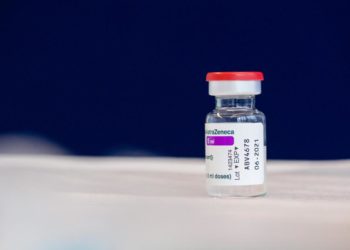 Vaccino AstraZeneca, lotto sospeso: cosa dicono gli esperti