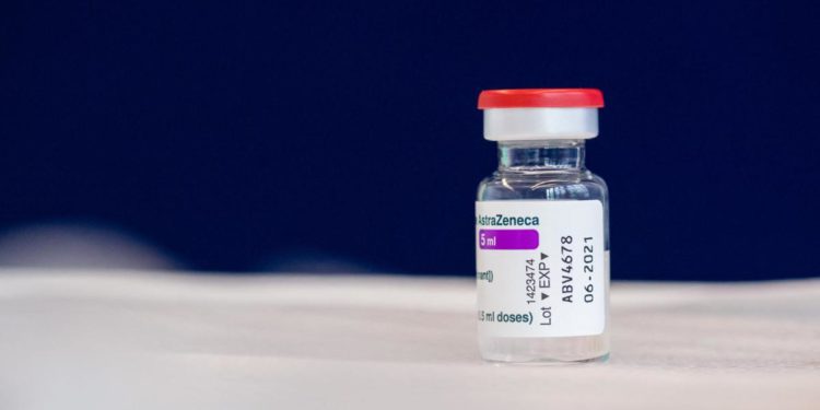 Vaccino AstraZeneca, lotto sospeso: cosa dicono gli esperti