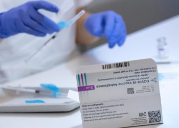 Covid Germania, ok a vaccino AstraZeneca anche per over 65