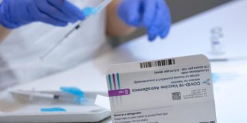 Covid Germania, ok a vaccino AstraZeneca anche per over 65