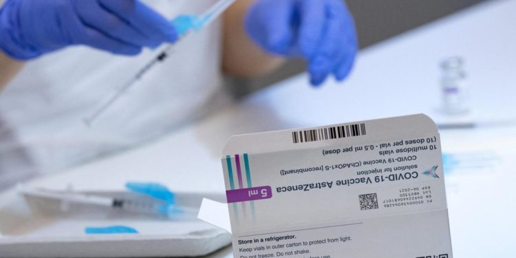 Covid Germania, ok a vaccino AstraZeneca anche per over 65