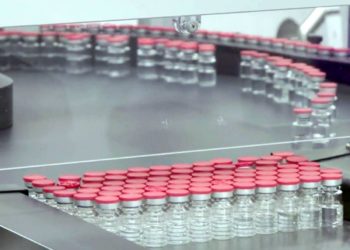 Vaccino covid AstraZeneca, Aifa vieta un lotto in Italia