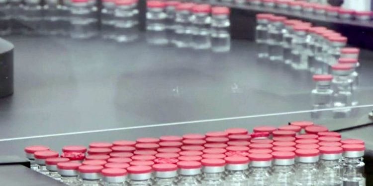 Vaccino covid AstraZeneca, Aifa vieta un lotto in Italia