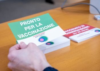 Vaccino covid, AstraZeneca anche a over 65