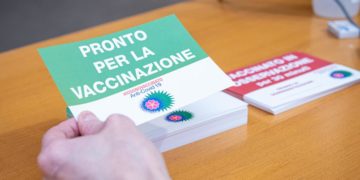 Vaccino covid, AstraZeneca anche a over 65