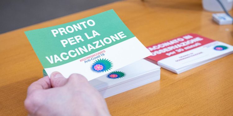 Vaccino covid, AstraZeneca anche a over 65