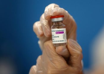 Vaccino AstraZeneca e lotto sospeso, Bassetti: “Serve numero verde”