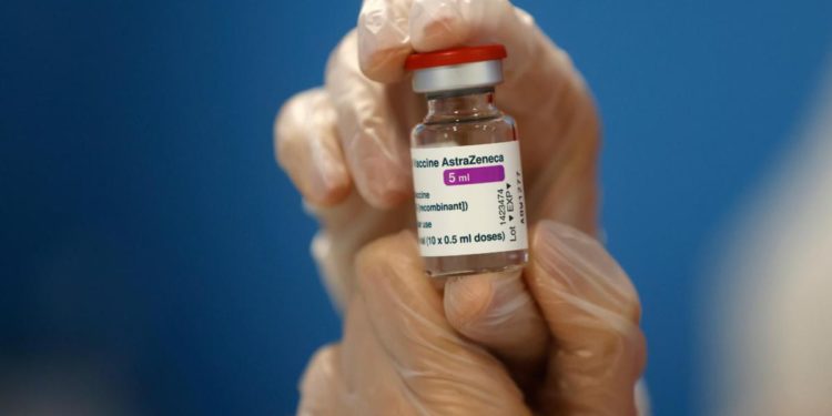 Vaccino AstraZeneca e lotto sospeso, Bassetti: “Serve numero verde”