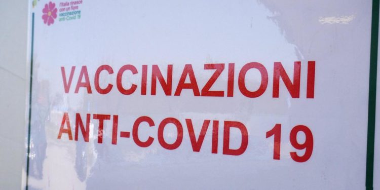 Vaccino Covid, Sileri: “Da metà aprile 500mila dosi al giorno”